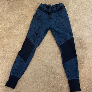 Athleta size M dark blue detailed leggings.